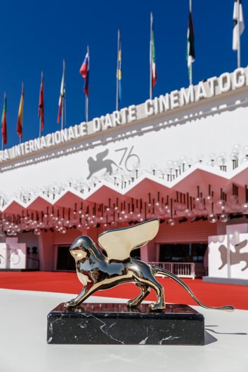 For three years, Thélios will be the Official Eyewear Sponsor of the Venice International Film Festival.